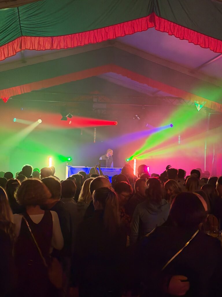 Feier in Flechtorf mit DJ und Bühne